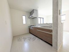 対面式カウンターキッチンでお子様の様子が見守れます。カウンタートップは耐熱性に優れており、日ごろのお掃除もふき取るだけでＯＫ。ステンレスシンクも簡単にお掃除できますよ。