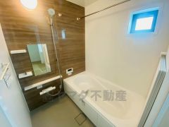 1日の疲れを癒すくつろぎのバスルーム。足を伸ばしてもゆったりと入れるサイズです。お子様と一緒にお風呂に入っても狭くないですね^^