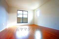 住む人のこだわりを活かす洋室＾＾日当たりがよく、寝室としての利用もおすすめ。広めのクローゼットもあり荷物もすっきり片付けれ、ゆとりのある暮らしが出来ます＾＾