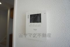 防犯性もばっちり、TVモニター付きインターフォン完備。大きなモニターで玄関先を確認できます。録画機能が付いているので不在時の訪問者も確認できて安心です^^