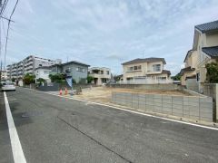 前面道路は南側約6ｍ。車の離合もスムーズです＾＾ コンビニ徒歩6分。スーパー徒歩10分。 周辺環境が充実＾＾