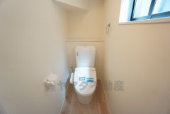 温水洗浄機付トイレです。節水機能もあるので、安心して使えますね。もちろん、1階2階の2ヶ所にトイレがあるので、忙しい朝にもゆとりができますね。
