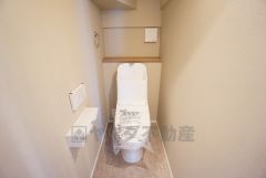温水洗浄機付トイレです。節水機能もあるので、安心して使えますね。もちろん、1階2階の2ヶ所にトイレがあるので、忙しい朝にもゆとりができますね。