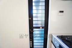 生ごみの仮置きに重宝する勝手口付きのキッチン＾＾　生ごみの臭いに悩まされることがなくなりますね。