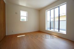 2面採光を確保した明るい室内は、風通しも良く、大変居心地の良い空間となっております。爽やかな風を感じて起きる朝は、快適生活の始まりに。