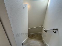 ご年配の方でも安心できる、手すり付き階段です＾＾段差も低めで設定されてますので安全性にも優れてますね＾＾