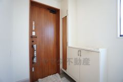 たっぷり収納できるシューズボックスです。家族全員の靴がきれいに整頓できます。棚の上にお花や写真を飾っても良いですね。
