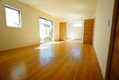 同仕様写真。大きな窓のあるリビングは、陽光あふれる明るい空間です。居心地良く、ご家族皆がゆったり寛げる憩いの空間となりそうです。