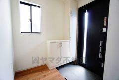 たっぷり収納できるシューズボックスです。家族全員の靴がきれいに整頓できます。棚の上にお花や写真を飾っても良いですね。