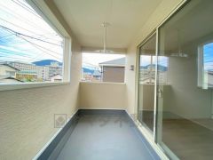 お洗濯物を干すスペースとしても十分な広さがあります。  お天気の良い日はお洗濯物がよく乾きそうな日当たり良好のバルコニー＾＾