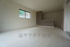 対面式キッチンを中心としたリビングダイニングで家族の会話が弾みそうです。