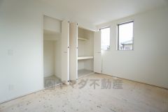 リビングからの続き間として和室をご用意しました。普段はリビングとつなげて開放的なスペースとして、来客時には客間としてお使いいただけます。