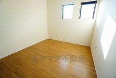 木目調のシンプルデザインで落ち着きと安らぎの空間に仕上げています。各部屋に収納が完備されているので、お荷物が多くなっても安心の設計です。