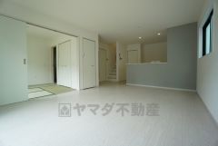 対面式キッチンを中心としたリビングダイニングで家族の会話が弾みそうです。