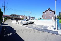 前面道路は西側約4.6ｍ、南側約6.7ｍ。 交通量が少なく小さなお子様がいるご家庭でも安心です＾＾
