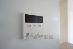 キッチン横からお湯張り、追い炊き、足し湯がボタン一つで楽々操作できる給湯機リモコンです＾＾忙しい夕飯の準備の時間帯に重宝しますね。