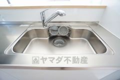 広々とした凸型シンクに洗剤ポケットを標準装備。大きなお鍋など洗いやすいです。洗剤や石鹸、スポンジもすっきりできる収納付き。