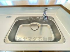 色も形もキレイなシンクは、広さも確保しているので、大きめの鍋も簡単に洗えます。