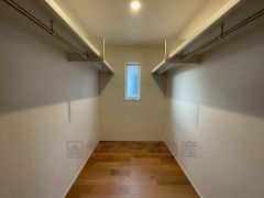 収納力豊富なウォークインクローゼット付き。洋服や小物などを1箇所にまとめて美しい収納を実現します。