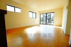 優しい光が常時入るリビング。思い思いの時間を過ごしたり、家族みんなで食事をしたり、素敵な団らんの場になりますね。