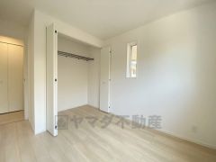 住む人のこだわりを活かす洋室＾＾日当たりがよく、寝室としての利用もおすすめ。