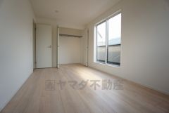 主寝室としても利用できる約8帖の洋室はバルコニーがあり、日当たり良好です。温かい光の差し込むゆとりのある居室をぜひ現地にてご確認くださいませ。