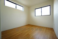 明るい洋室です。ナチュラル色のフローリングで開放的な優しい雰囲気になっています＾＾ベッドや机、ＴＶを置いてもゆとりのある広さです。