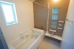 1坪サイズの浴室は、足をのばしてリラックスできます。浴室乾燥機付きなので、雨の日も気にせず洗濯物が干せます。