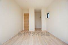 同仕様写真。住む人のこだわりを活かす洋室＾＾日当たりがよく、寝室としての利用もおすすめ。広めのクローゼットもあり荷物もすっきり片付けれ、ゆとりのある暮らしが出来ます＾＾