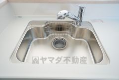 同仕様写真。広々とした凸型シンクに洗剤ポケットを標準装備。大きなお鍋など洗いやすいです。洗剤や石鹸、スポンジもすっきりできる収納付き。