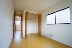 全居室にはたっぷり収納できる大型クローゼットを設置しています。窓には断熱性・保温性にすぐれ、省エネ効果のあるペアガラスを採用。冬には結露を防止します。