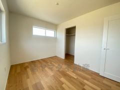 木目調のシンプルデザインで落ち着きと安らぎの空間に仕上げています。各部屋に収納が完備されているので、お荷物が多くなっても安心の設計です。