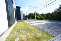 カースペースは停めやすい並列駐車2台以上駐車出来ます＾＾前面道路は交通量が少なく小さなお子様がいるご家庭も安心です＾＾