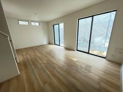 大きな窓のあるリビングは、陽光あふれる明るい空間です。居心地良く、ご家族皆がゆったり寛げる憩いの空間となりそうです。