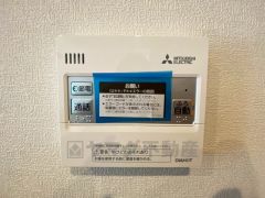 給湯器リモコンはキッチン横からボタンひとつで操作が楽々。通話ボタン付きでお子様とも会話ができて安心です。