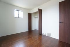 木目調のシンプルデザインで落ち着きと安らぎの空間に仕上げています。各部屋に収納が完備されているので、お荷物が多くなっても安心の設計です。