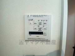 浴室暖房乾燥機には、暖房、乾燥、涼風、換気の4つの機能が付いています。タイマー付きです。