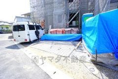 2号棟のカースペースは最大3台駐車できます＾＾（軽含む）