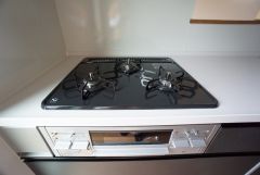 3種類の料理が同時に調理できる、3口ガスコンロ。忙しい夕食の支度時間が短縮できて嬉しいですね。