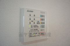 浴室暖房乾燥機には、暖房、乾燥、換気の3つの機能が付いています。タイマー付きです。