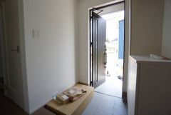 たっぷり収納できるシューズボックスです。家族全員の靴がきれいに整頓できます。棚の上にお花や写真を飾っても良いですね。