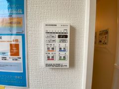 雨の日の洗濯も安心できる浴室暖房乾燥機付き浴室。リモコンで操作もボタン1つで簡単。 浴室暖房乾燥機には、暖房、乾燥、涼風、換気の4つの機能が付いています。タイマー付きです。
