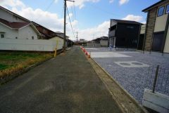 前面道路は交通量が少なく、小さなお子様がいるご家庭も安心です＾＾