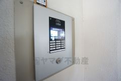 セキュリティーも安心。オートロック完備。エントランス入口も常に綺麗です。 管理が行き届いています＾＾＾