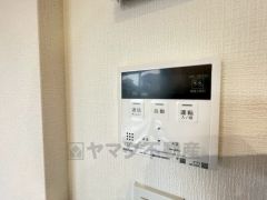 キッチン横からお湯張り、追い炊き、足し湯がボタン一つで楽々操作できる給湯機リモコンです＾＾忙しい夕飯の準備の時間帯に重宝しますね。