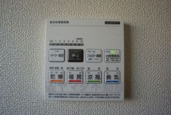 ゆったり入れる浴槽は一日の疲れを癒してくれる、一坪サイズのバスルーム。乾燥機付きなので、雨の日の洗濯物や、部屋干しの衣類等の乾燥に活躍します。
