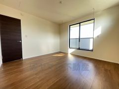 住む人のこだわりを活かす洋室＾＾日当たりがよく、寝室としての利用もおすすめ。広めのクローゼットもあり荷物もすっきり片付けれ、ゆとりのある暮らしが出来ます＾＾