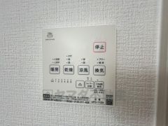 雨の日の洗濯も安心できる浴室暖房乾燥機付き浴室。リモコンで操作もボタン1つで簡単。 浴室暖房乾燥機には、暖房、乾燥、涼風、換気の4つの機能が付いています。タイマー付きです。