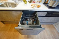 家事の時間が短縮できる食器洗浄乾燥機付。後片付けもラクラクです。 食器を洗う手間が減るので家族とのコミュニケーションの時間や自分の時間が増えますね。