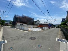 角地で陽当り・風通し良好です＾＾ カースペースは停めやすい並列駐車3台付き。 急な来客時も安心です＾＾